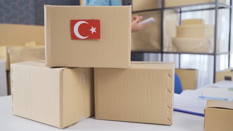 Türkei-Flagge-Auf-Logistikfrachtpaket.